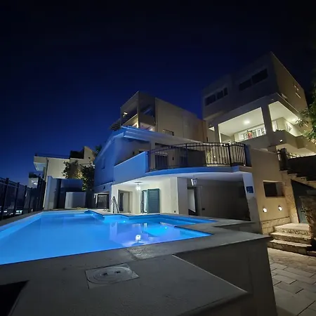 Gv - Holiday Home With Magnapool * Makarska